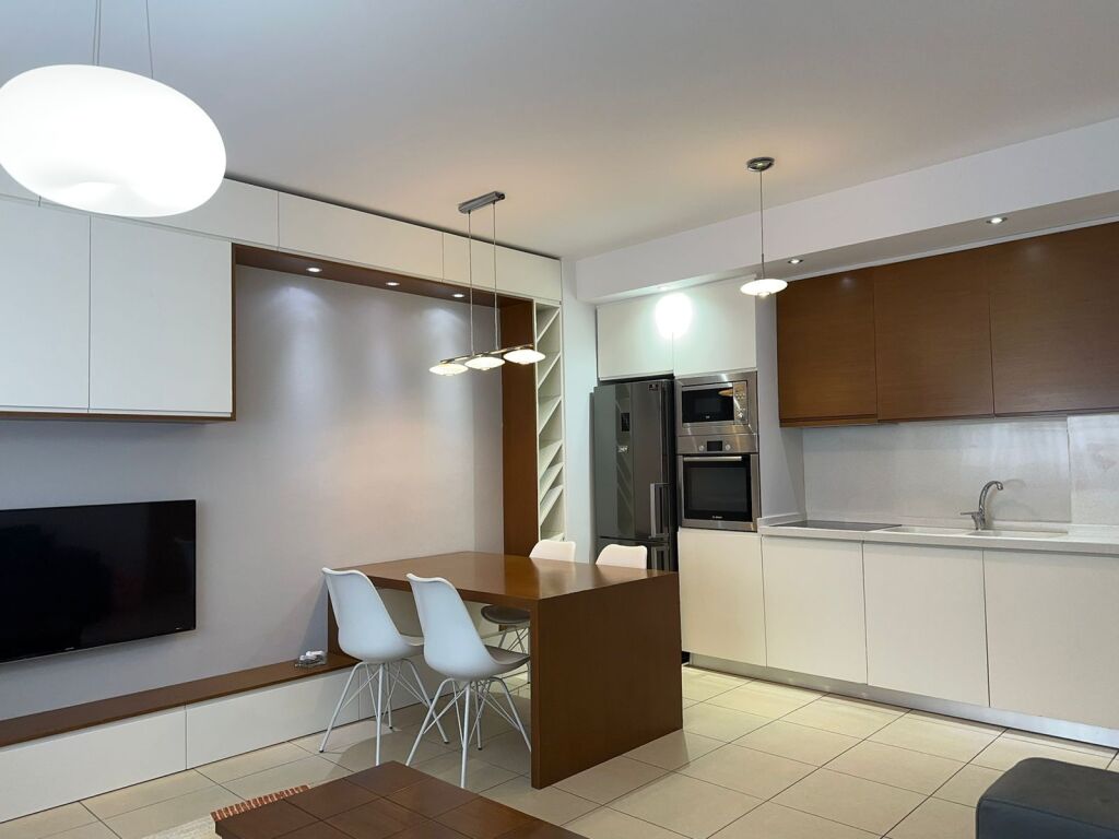 Appartamento 1+1 in affitto, con una superficie di 70 m², centro Concord, 5 Maggio. L'appartamento si trova in un edificio nuovo con ascensore al 4° piano, bagno con finestra e offre condizioni di vita molto buone. zona cucina, zona soggiorno, camera da letto, bagno, balcone.  🔹 Ambiente spazioso e ben organizzato 🔹 Internet pagato fino a giugno 2026 🔹 Zona molto preferita e accessibile 🔹 Due centri commerciali molto vicini e vicino al Mercato 🔹 Vicino a QSUT, ideale anche per studenti o personale medico 🔹 Edificio ben gestito  *620 Euro  prezzo trattabile*