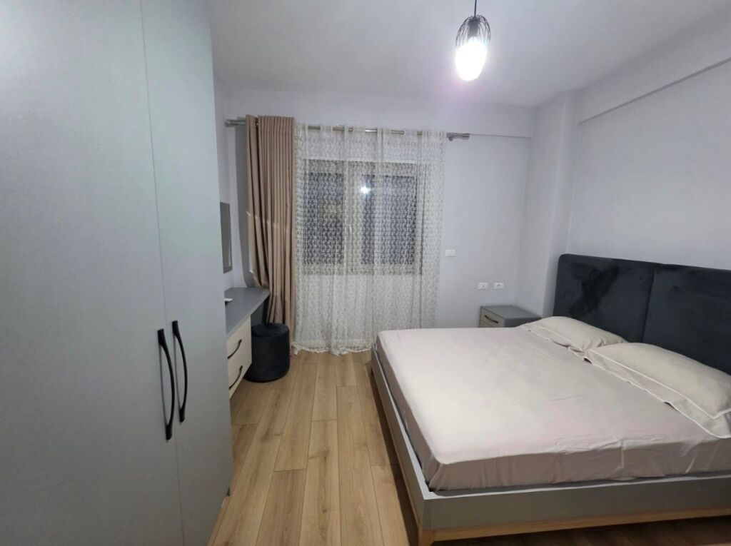 2+1,i mobiluar te foleja e gjelber,zog i zi,900 euro me taksa