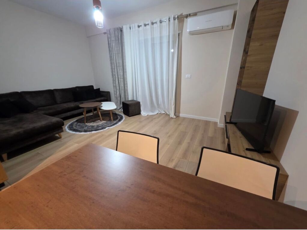 2+1,i mobiluar te foleja e gjelber,zog i zi,900 euro me taksa