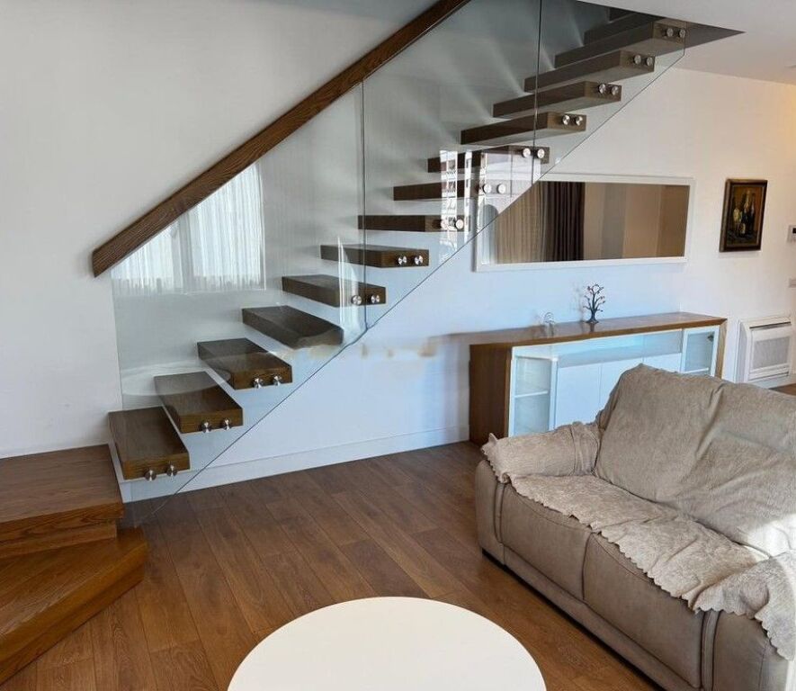 Duplex moderno in affitto – Centro, Via Barrikadave