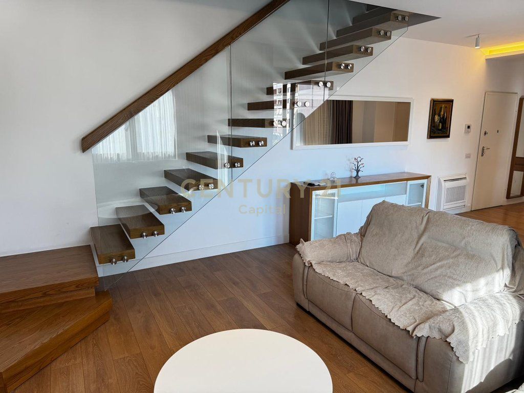 Duplex Moderno in Affitto – Centro, Tirana