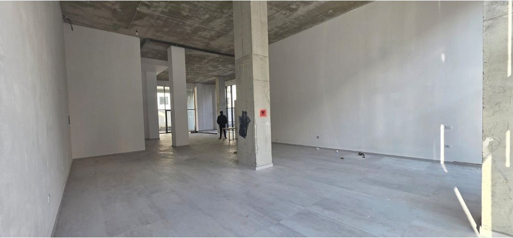 SHITET AMBIENT KOMERCIAL 200M2 BUZE RRUGES KRYESORE, NE QENDER