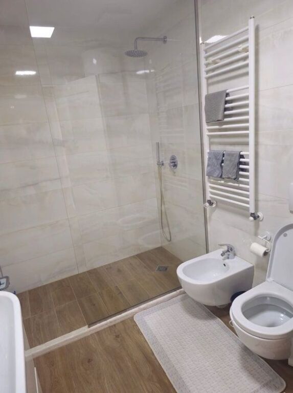 Appartamento premium 2+1+2 (130 m²) in affitto vicino al Lago Artificiale di Tirana!