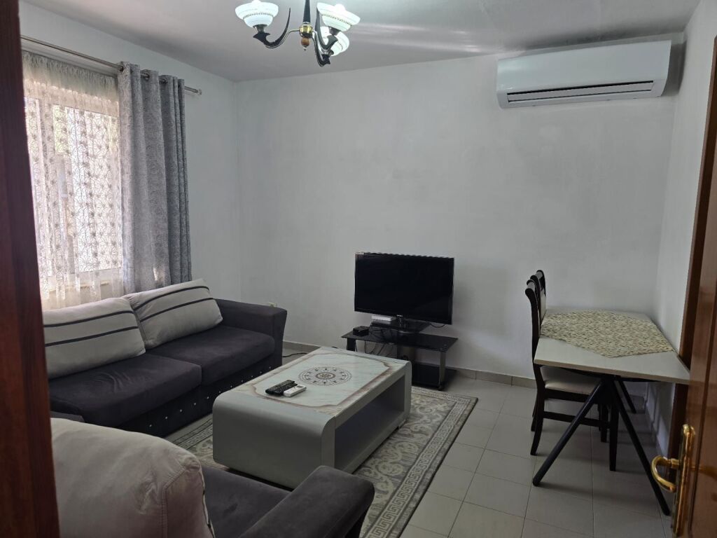 Jepet me Qira Shtëpi Private 2+1 – Laprakë !