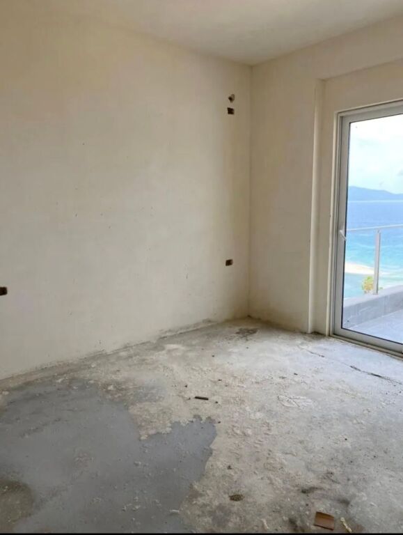VENDESI APPARTAMENTO 1+1+ POSTO AUTO A SARANDA