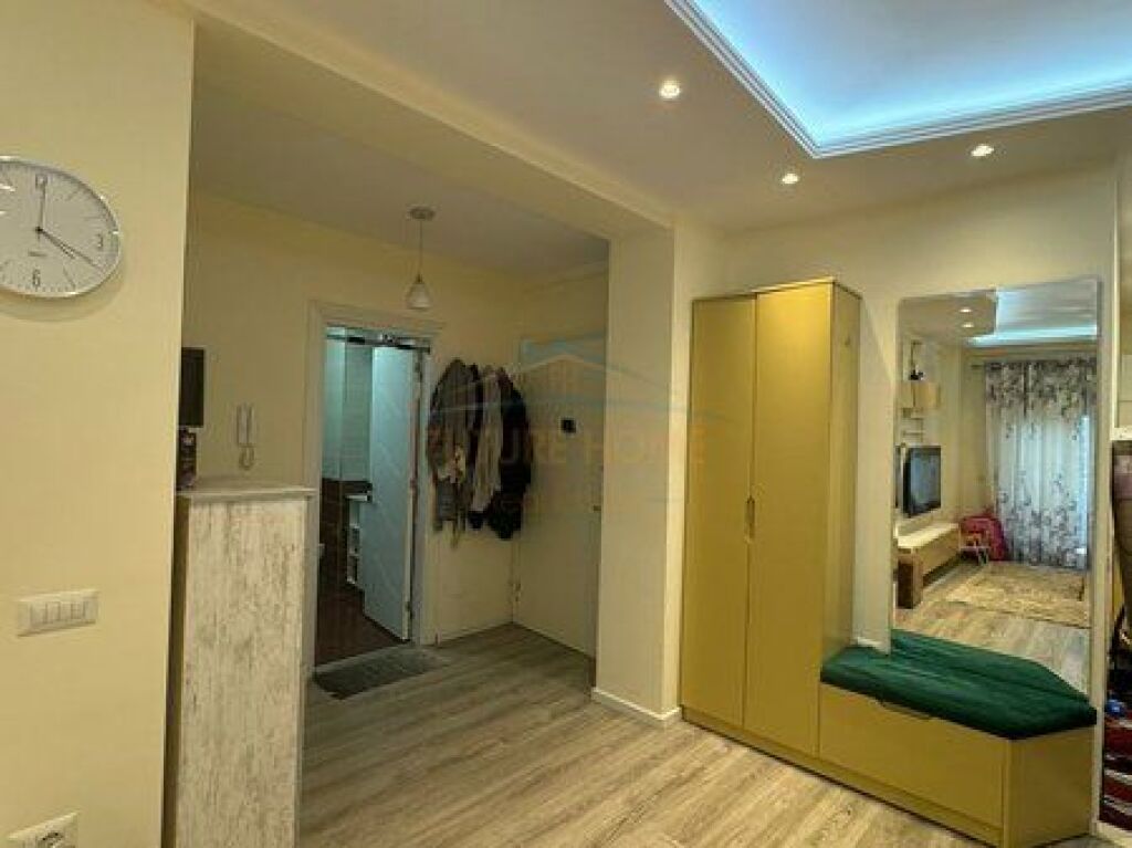 Shitet, Apartament 1+1 , Komuna e Parisit ,Tiranë.