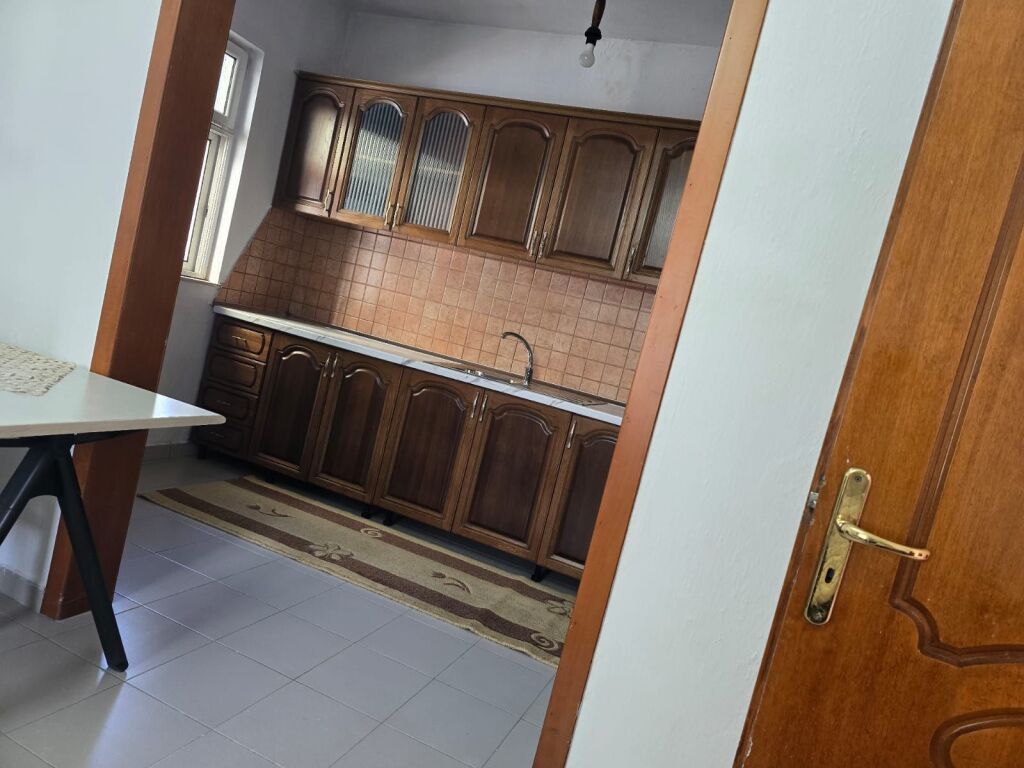 Jepet me Qira Shtëpi Private 2+1 – Laprakë !