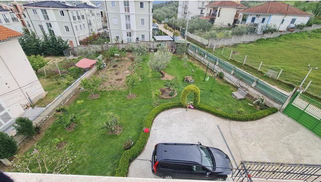 Villa arredata su 3 piani in affitto vicino ad Akacia Hill