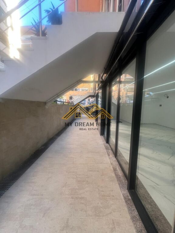 UNITÀ COMMERCIALE IN VENDITA SULLA SPIAGGIA VICINO A PELIKANI DURRES!