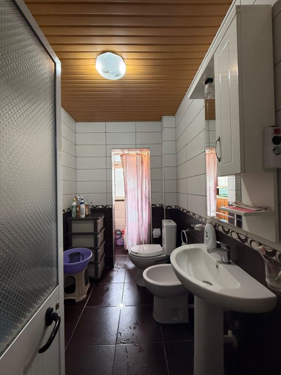 🏠Shitet Apartament 2+1 📍Rruga Irfan Tomini, prane Hotel Diplomat 🏢Kati i 4, pa ashensor 📐Sip. 73m2  💶 Çmimi: 128.000€