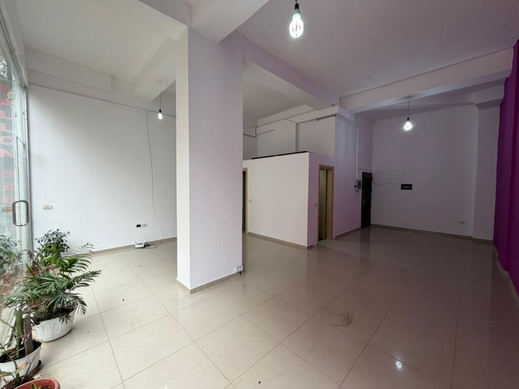 Locale commerciale in affitto ad Astir.