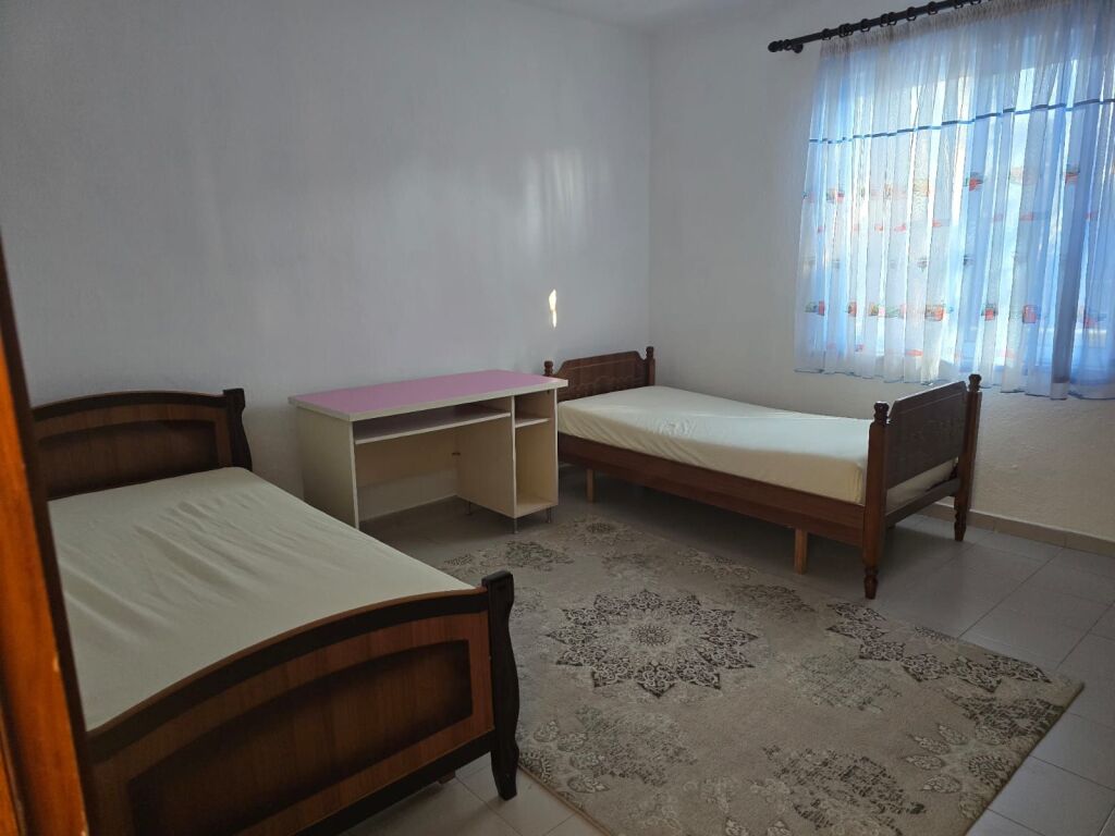Jepet me Qira Shtëpi Private 2+1 – Laprakë !