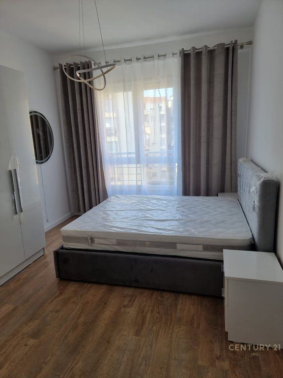 Appartamento 1+1 in Affitto a Komuna e Parisit