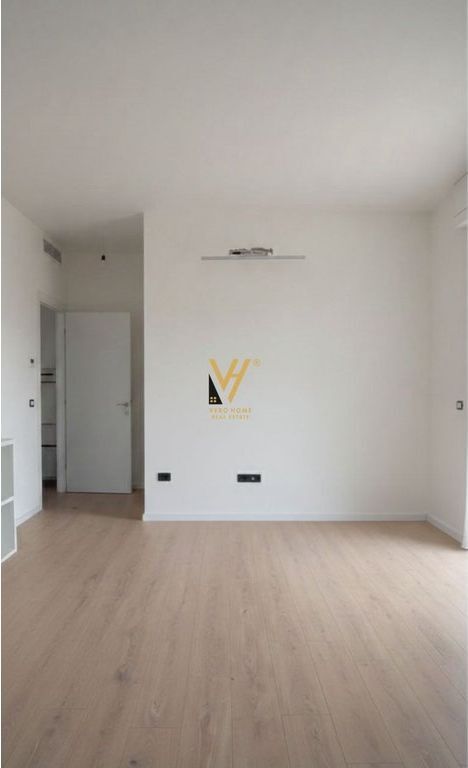 JEPET ZYRE 1.600 M2 ME QERA TE 15 KATESHI, QENDER 30.000 EURO