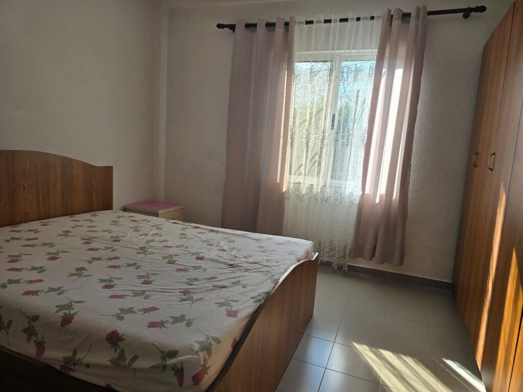 Jepet me Qira Shtëpi Private 2+1 – Laprakë !