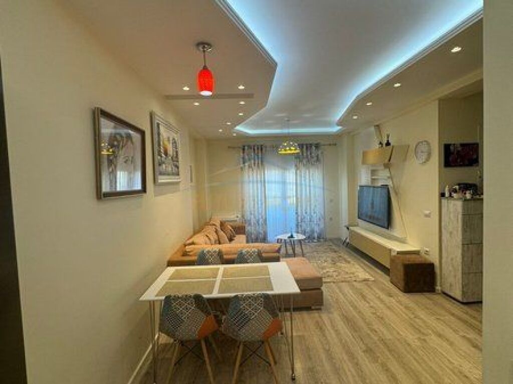 Shitet, Apartament 1+1 , Komuna e Parisit ,Tiranë.