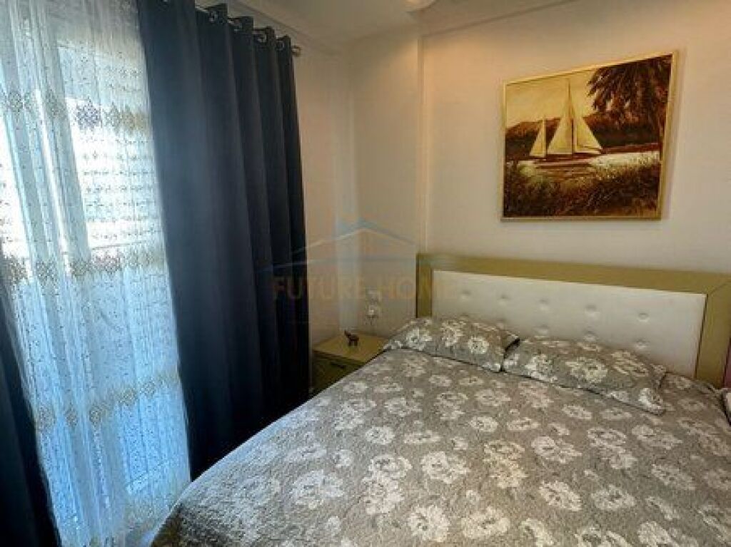 Shitet, Apartament 1+1 , Komuna e Parisit ,Tiranë.
