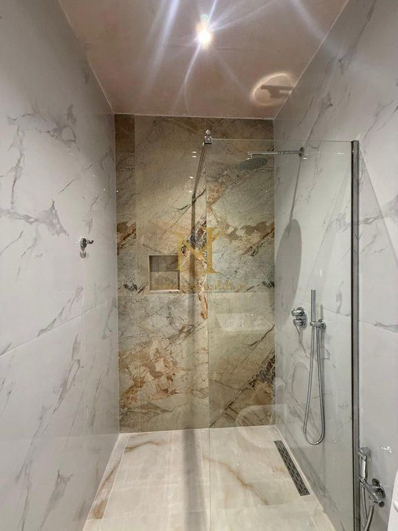Mini Hotel 3 Piani con 16 Camere + Bar-Caffè, vicino alla rotatoria a Plepa – 2.000 €/Mese