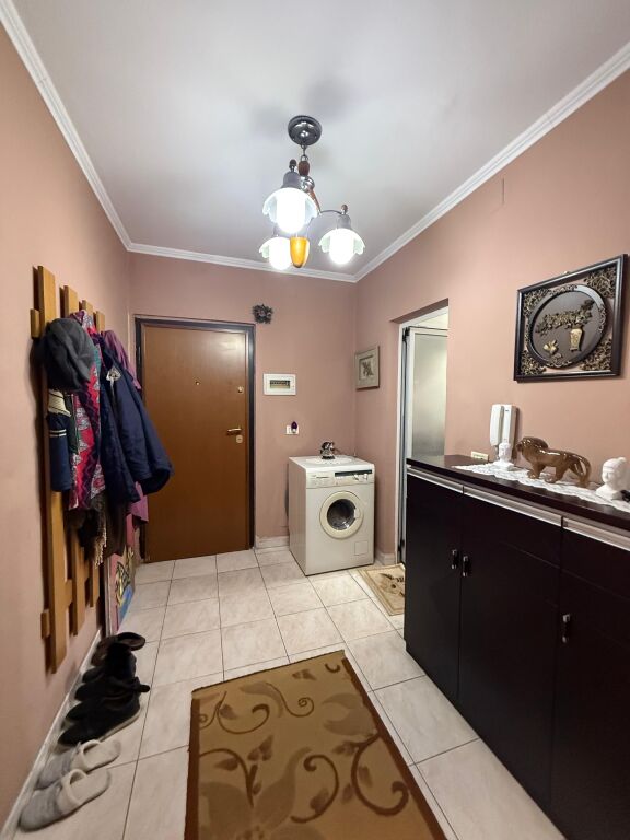 🏠Shitet Apartament 2+1 📍Rruga Irfan Tomini, prane Hotel Diplomat 🏢Kati i 4, pa ashensor 📐Sip. 73m2  💶 Çmimi: 128.000€