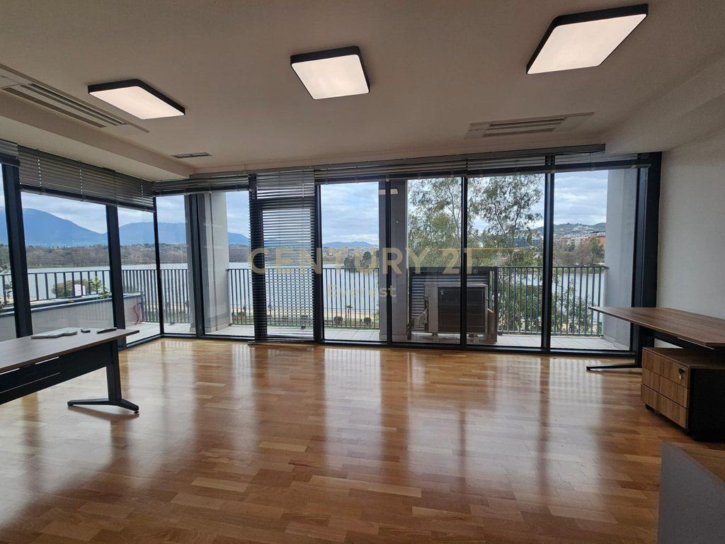 A Lake View, Ufficio In Affitto Con Vista Lago, Insieme A 3 Posti Auto!!!