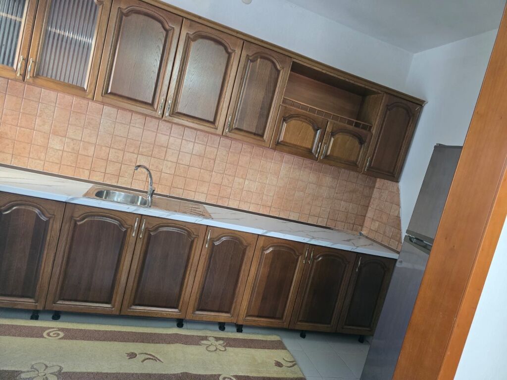 Jepet me Qira Shtëpi Private 2+1 – Laprakë !