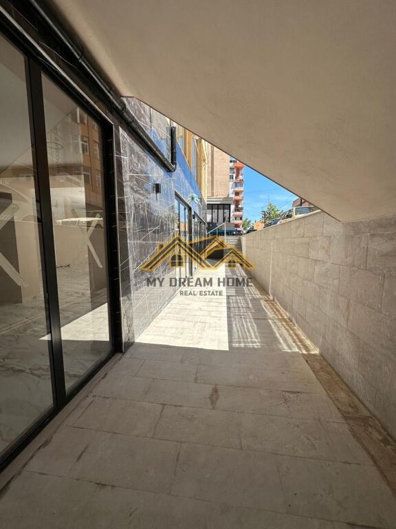 VENDITA UNITA' COMMERCIALE IN SPIAGGIA PRESSO PELIKANI DURRES!