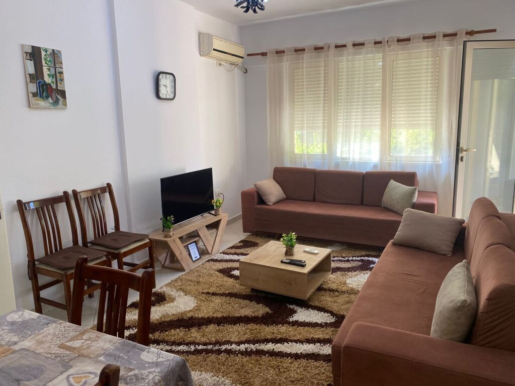 Jepet me qera apartament 1+1 tek Liqeni Thate