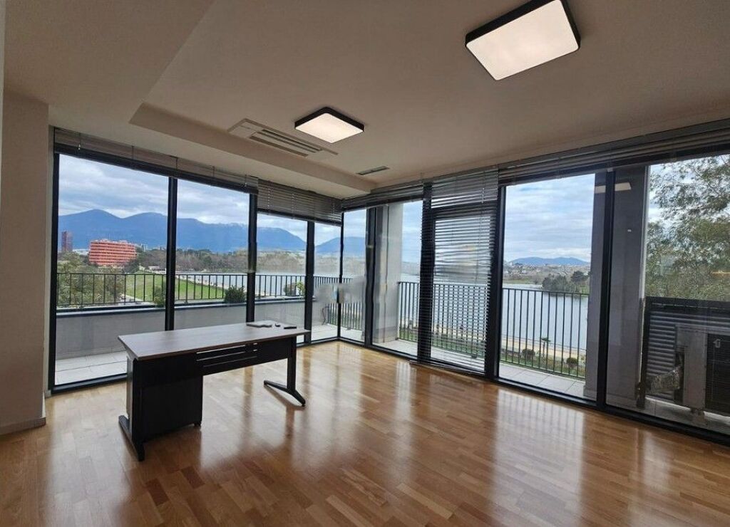 A Lake View, Ufficio In Affitto Con Vista Lago, Insieme A 3 Posti Auto