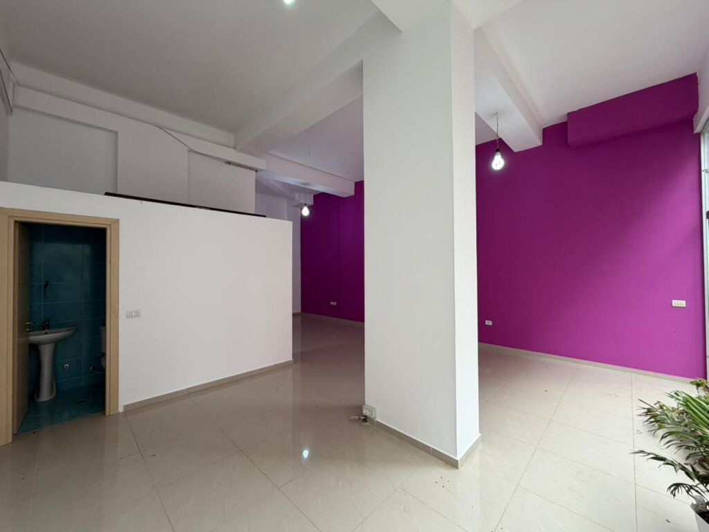 Locale commerciale in affitto ad Astir.