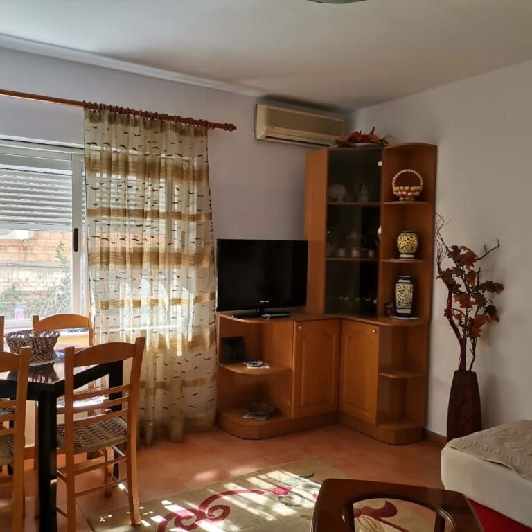 Jepet me Qira Apartament 2+1 – Pranë Gjimnazit “Ismail Qemali”!
