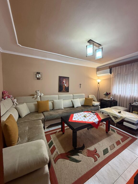 🏠Shitet Apartament 2+1 📍Rruga Irfan Tomini, prane Hotel Diplomat 🏢Kati i 4, pa ashensor 📐Sip. 73m2  💶 Çmimi: 128.000€