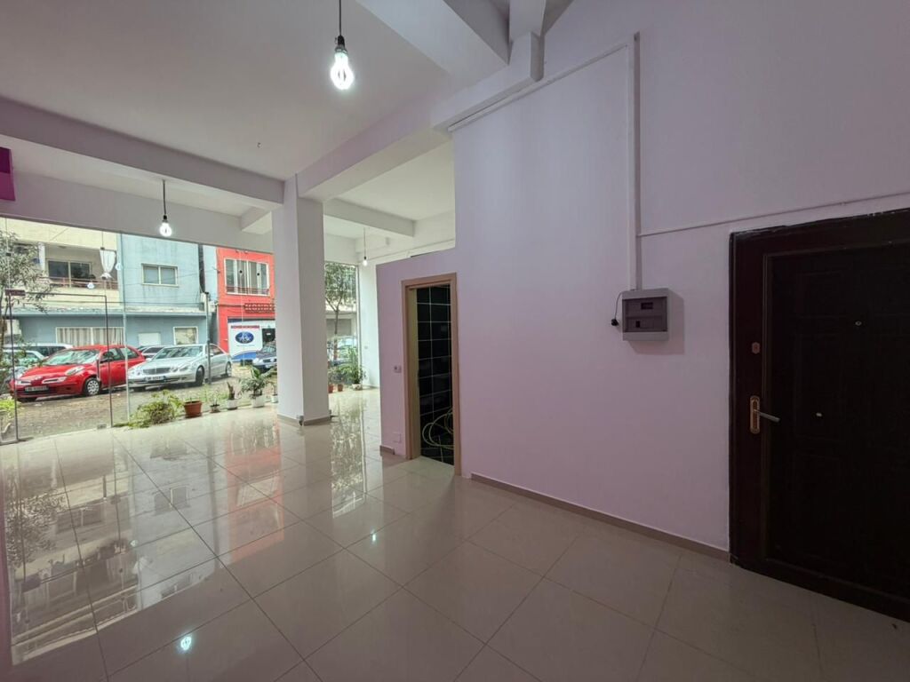 Locale commerciale in affitto ad Astir.