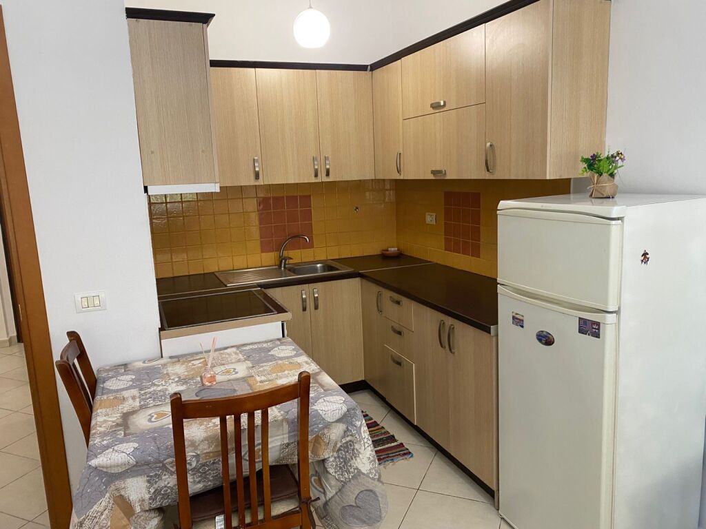 Jepet me qera apartament 1+1 tek Liqeni Thate