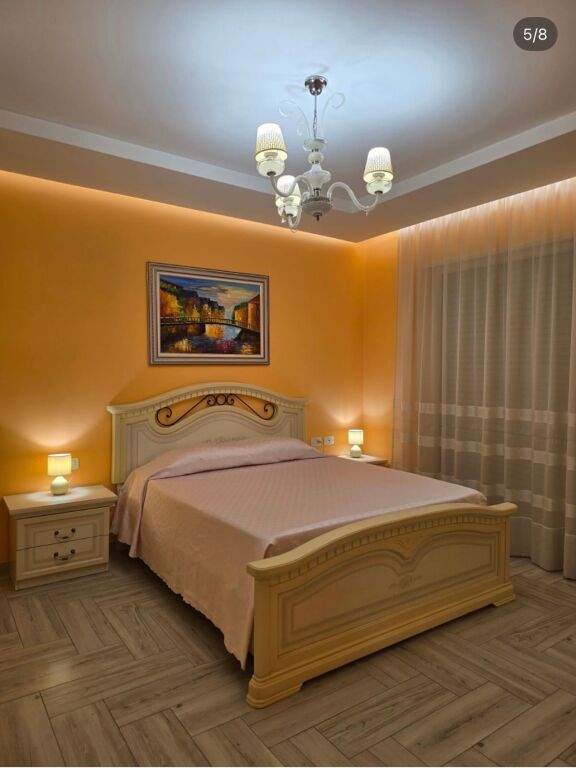 1+1,i mobiluar te ish restorant durresi,600 euro me parkim