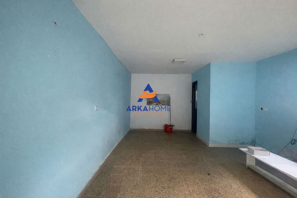 NEGOZIO IN AFFITTO "VICINO ALLA SCUOLA VASIL SHANTO" 30000 LEKE