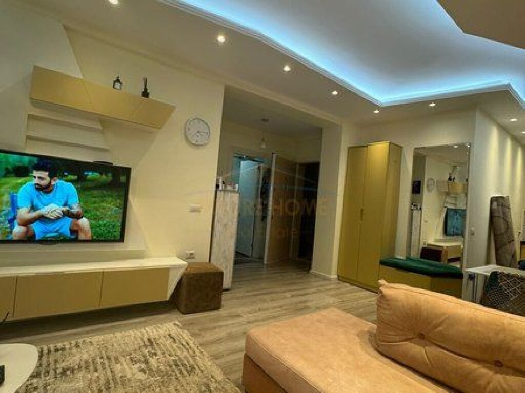 Shitet, Apartament 1+1 , Komuna e Parisit ,Tiranë.