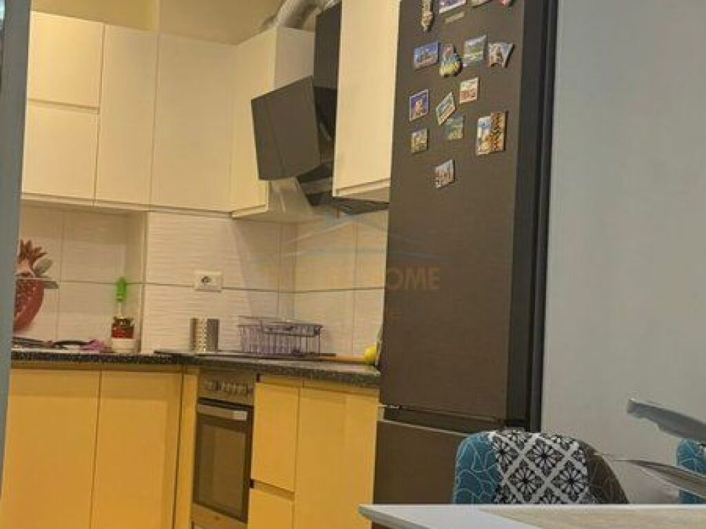 Shitet, Apartament 1+1 , Komuna e Parisit ,Tiranë.