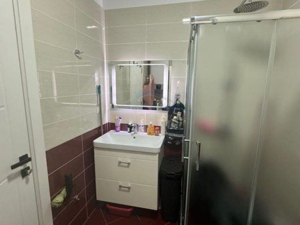 Shitet, Apartament 1+1 , Komuna e Parisit ,Tiranë.