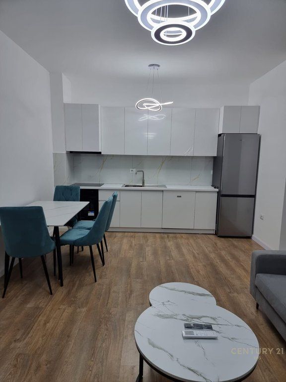 Appartamento 1+1 in Affitto a Komuna e Parisit
