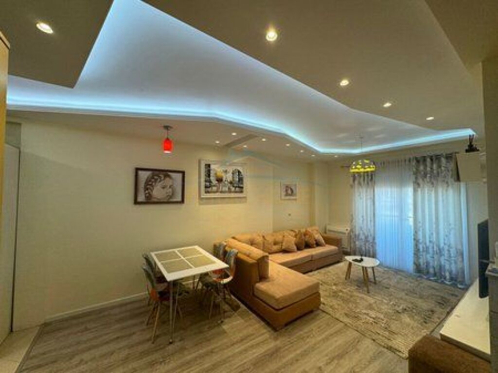 Shitet, Apartament 1+1 , Komuna e Parisit ,Tiranë.