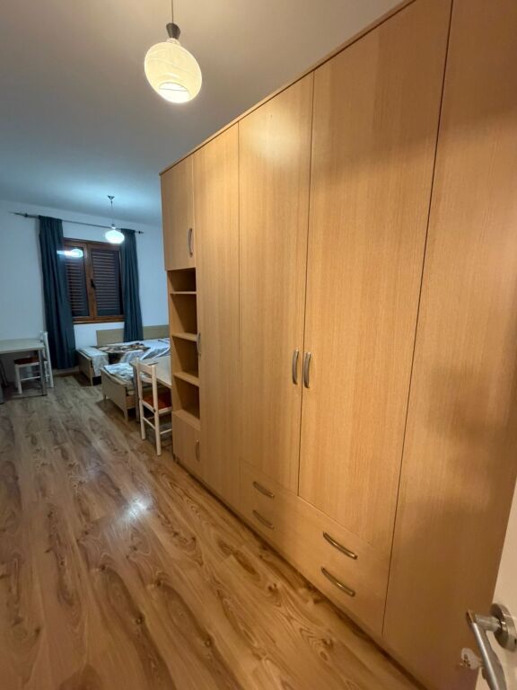 Jepet me qera 3+1 shtepi private ne Sauk