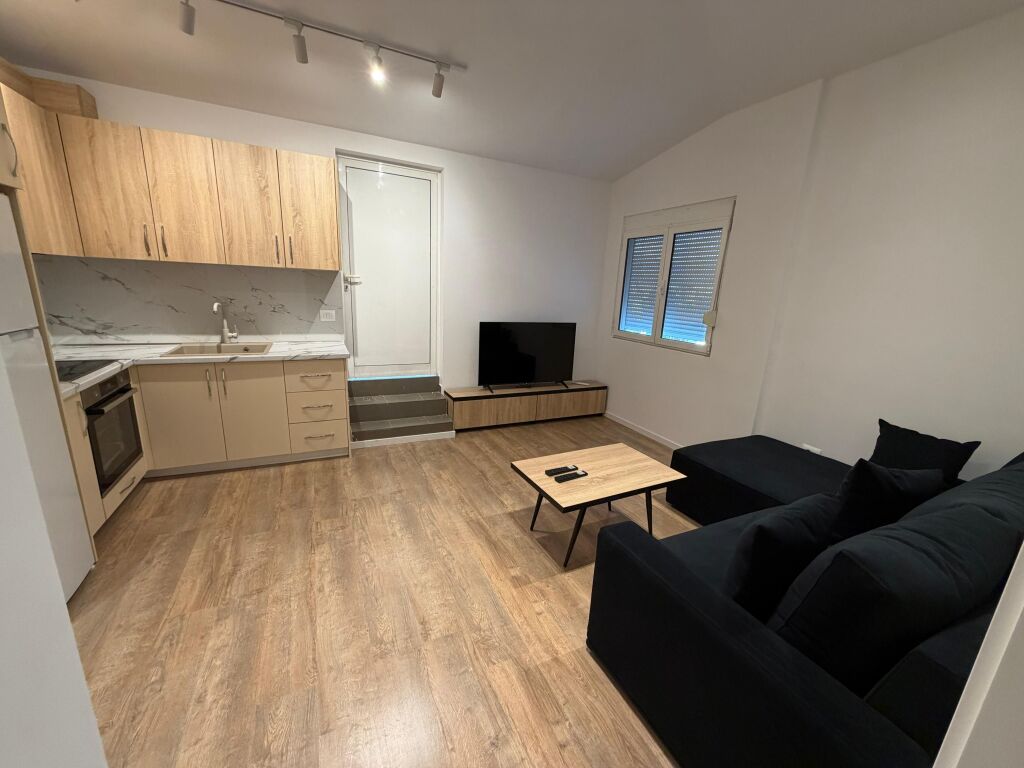 🏡 Jepet me qira 1+1 – i pabanuar më parë 📍 Përballë Delijorgji, tek Karburant Kastrati  🏢 Kati 7, pallat i ri me ashensor ✨ Apartament i ri, me kushte moderne 💶 600 €