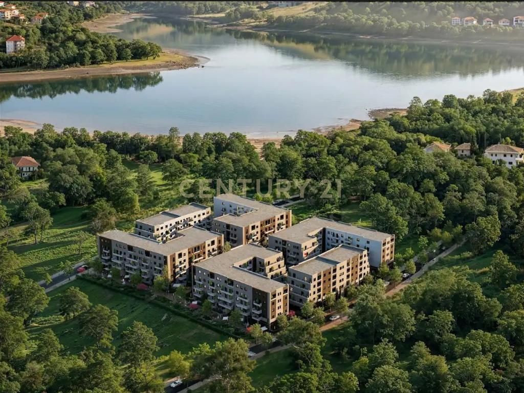 VENDESI 2+1 CON VERANDA VICINO ALLA COLLINA DEL LAGO A PASKUQAN