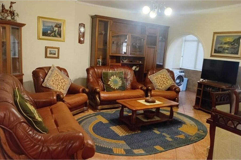 Jepet me Qira Apartament te Shkolla Sinan Tafaj