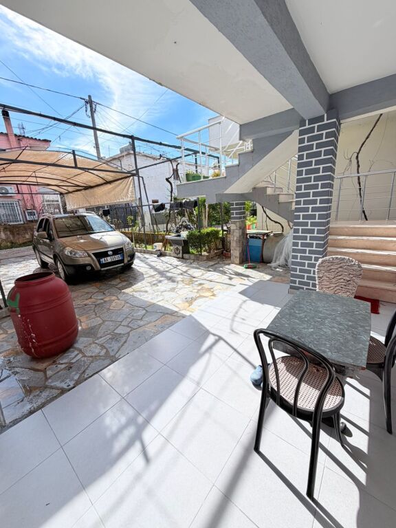 JEPET ME QERA SHTEPI PRIVATE 1+1 ME OBORR ISH KENETA, DURRES