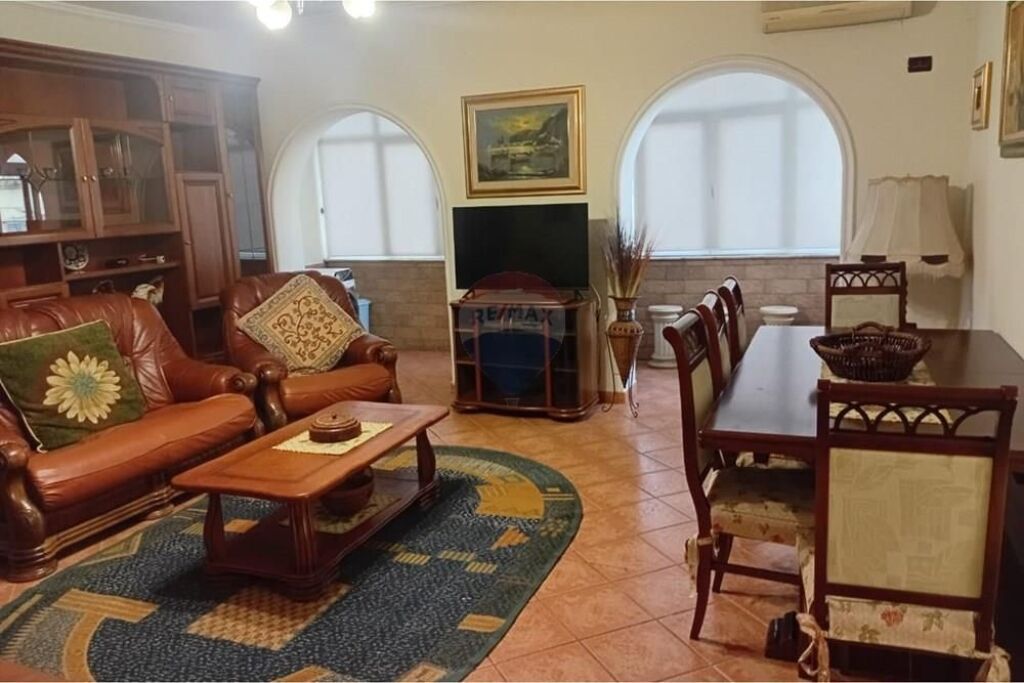 Jepet me Qira Apartament te Shkolla Sinan Tafaj