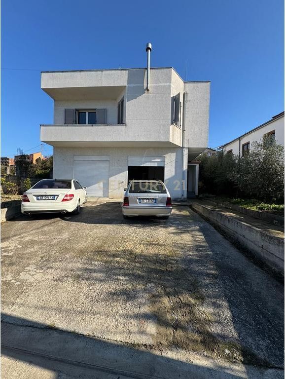 Villa in affitto – Arapaj, Durrës Posizione strategica vicino alla strada principale .