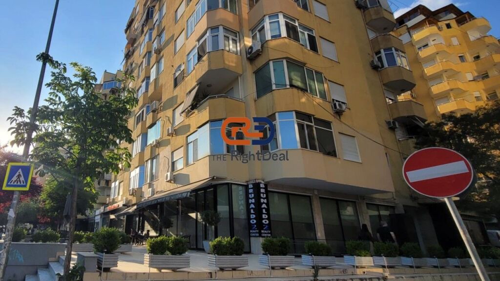 Tek Komuna E Parisit, Shitet Ambient Komercial, Buze Rruge!!