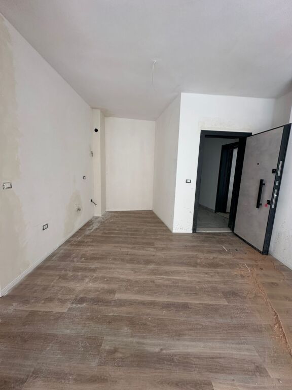 Shitet apartamenti i tipologjise 1+1+ballkone
