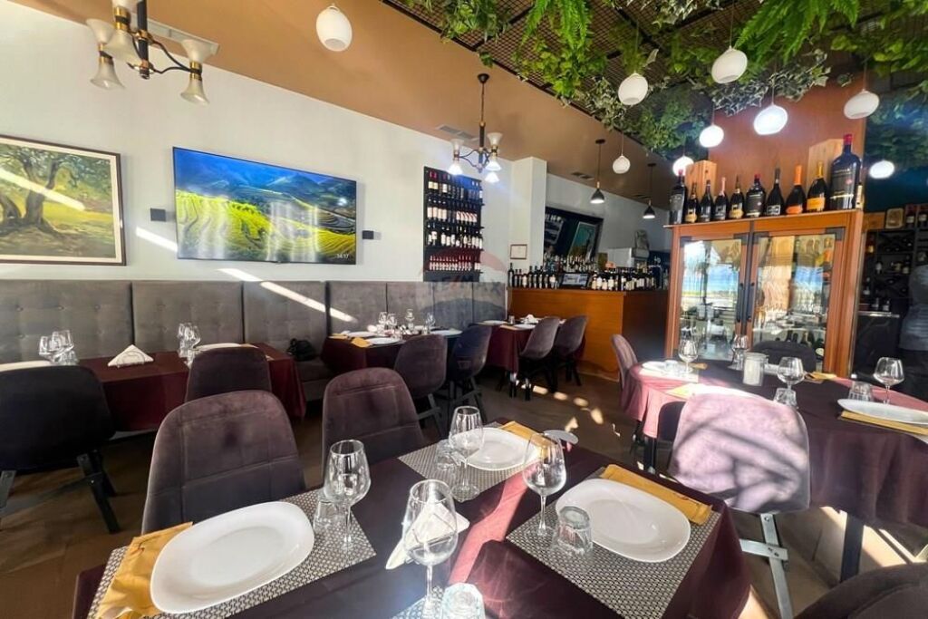 BUSINESS FOR SALE – RESTAURANT ON THE FRONT LINE, LUNGOMARE VLORË